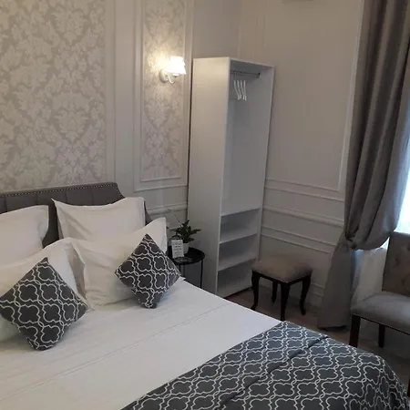 Double With Private Bathroom بيت ضيافة